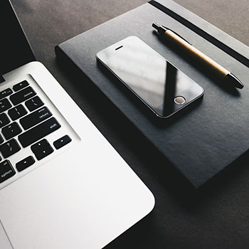 欧冠赛场上，换人完成后的十分钟内，现场气氛开始变得压抑